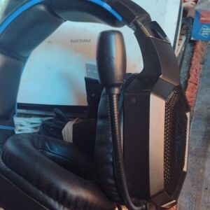 Run Mus Black and Blue Gaming Headset NWOT